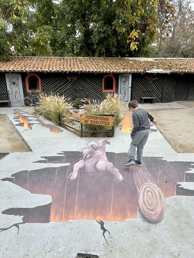Entrada al cementerio de mascotas, con un Chupacabras pintado en el suelo
